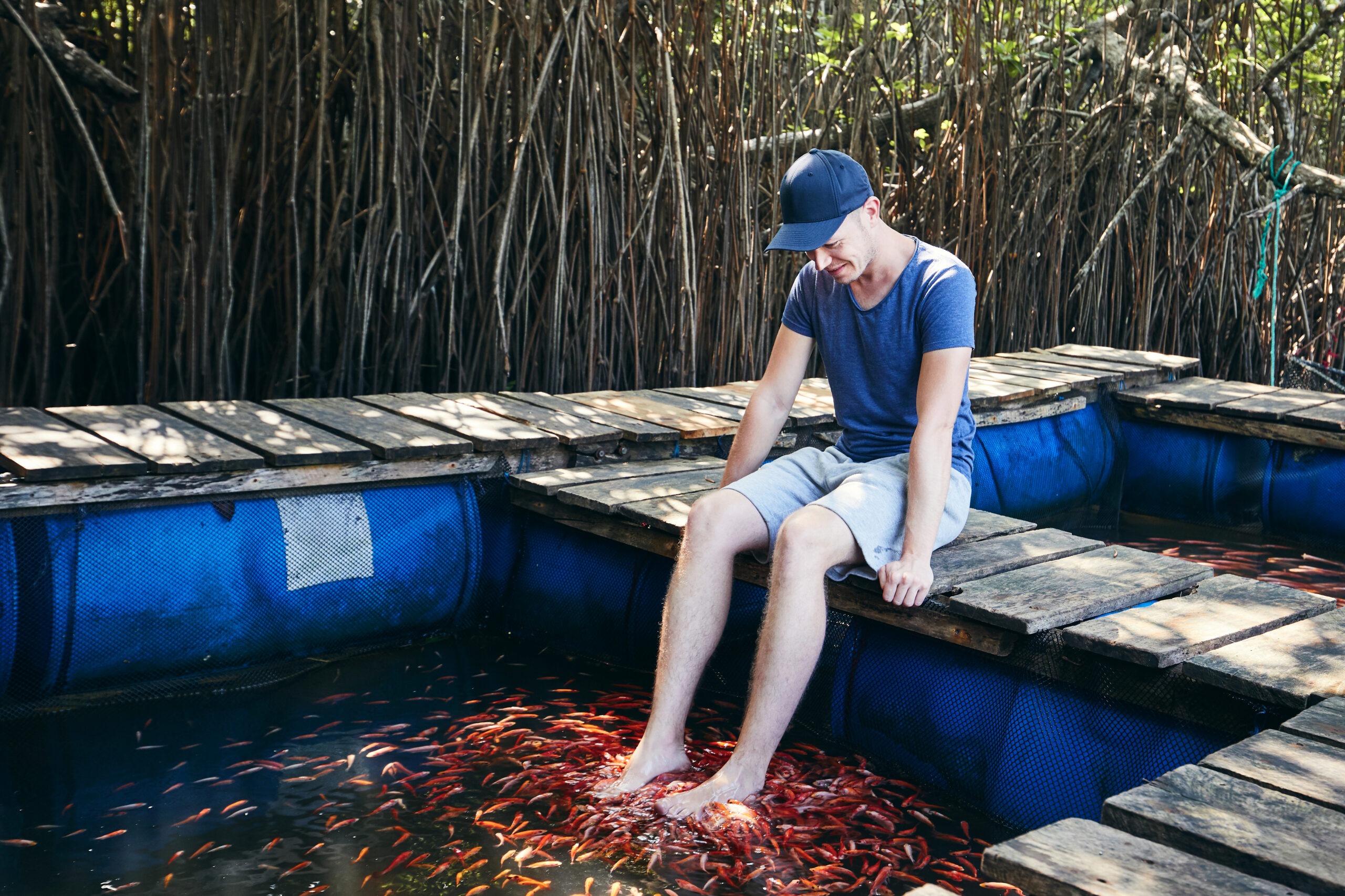 Young,Man,Having,Natural,Fish,Spa,Therapy,And,Foot,Massage